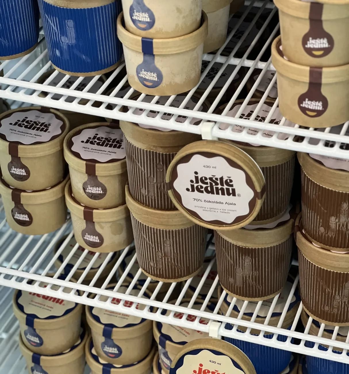 branding
& interior for
an ice-cream
love brand