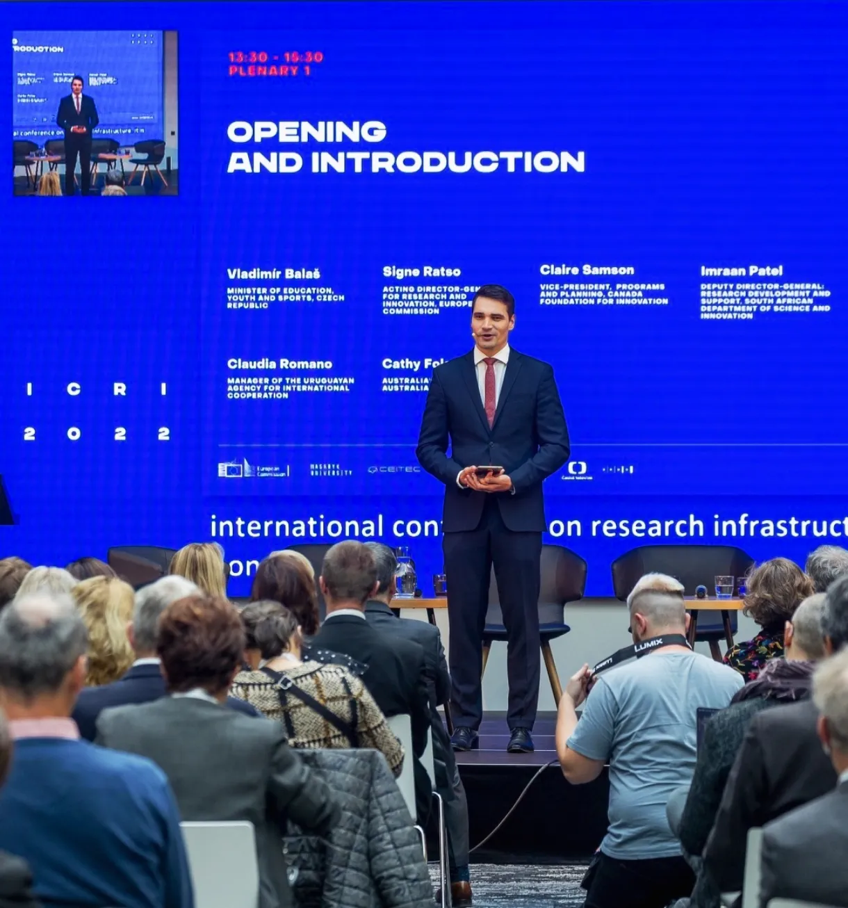 Branding
for a major
worldwide R&D
conference