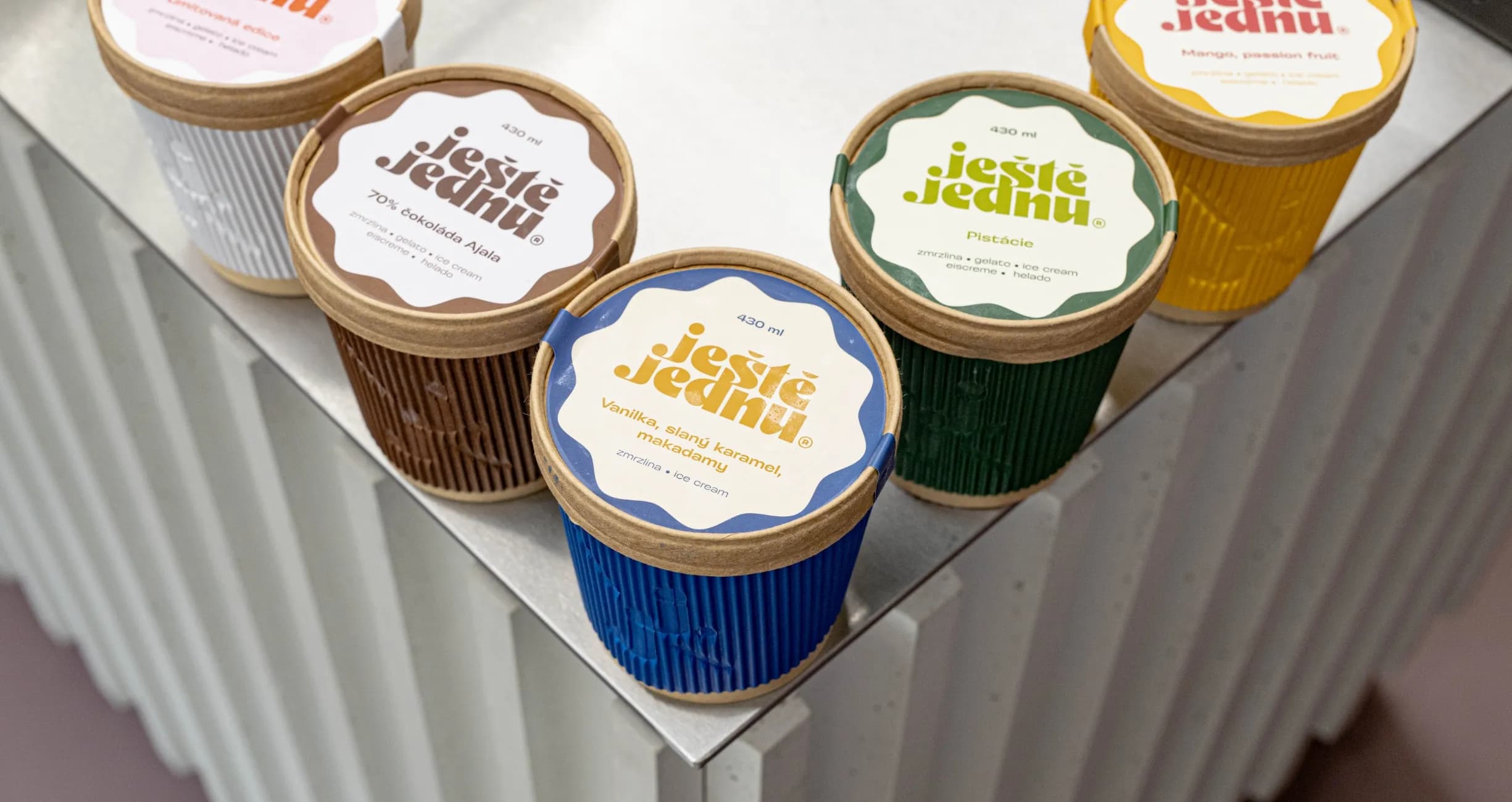 branding
& interior for
an ice-cream
love brand