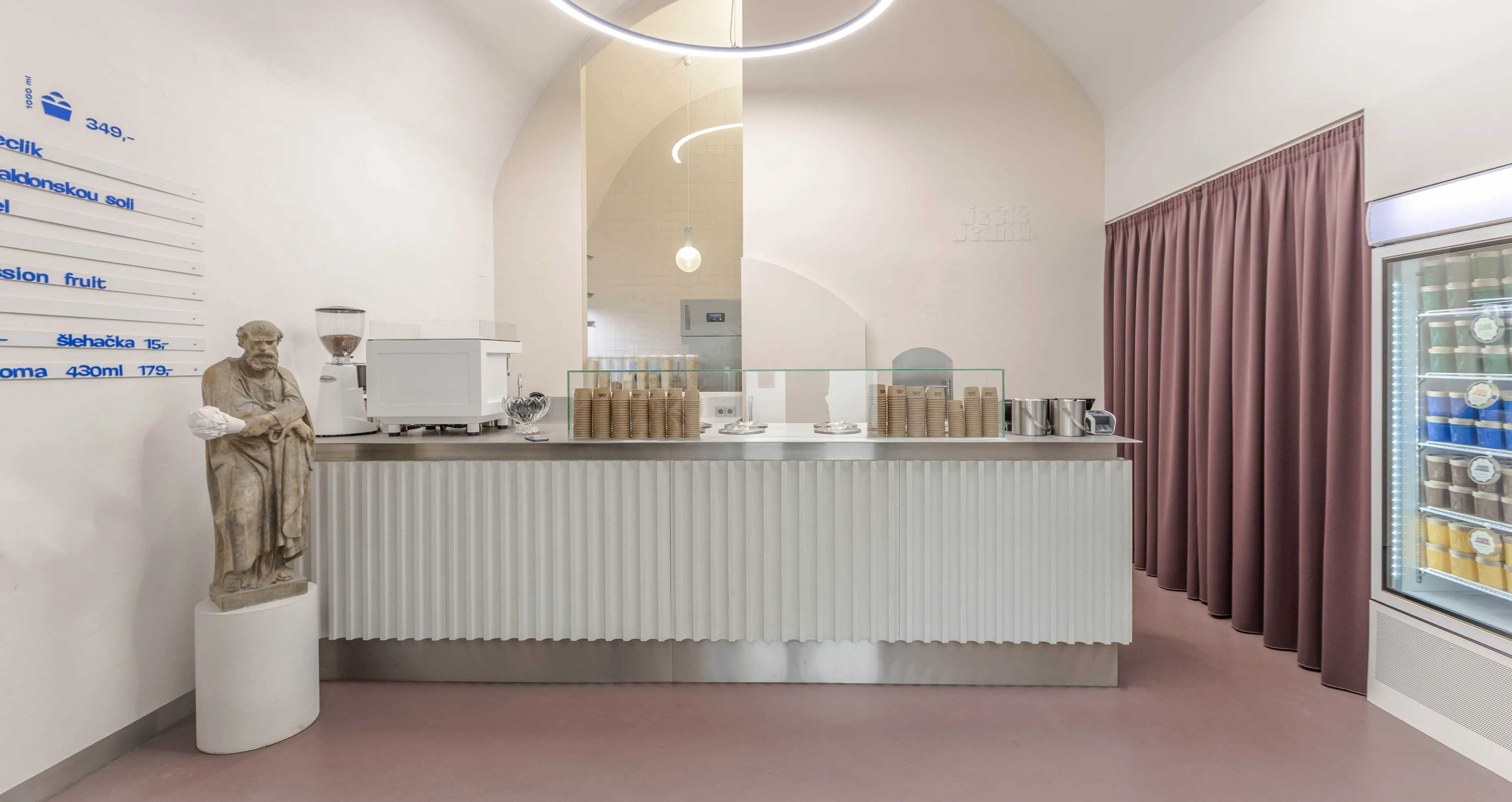 branding
& interior for
an ice-cream
love brand